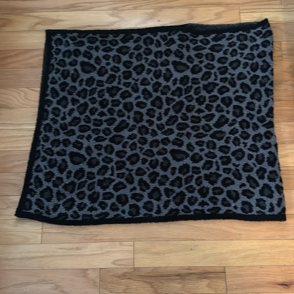 Barefoot Dreams | CozyChic | one size poncho | gray/black leopard print - Picture 2 of 6